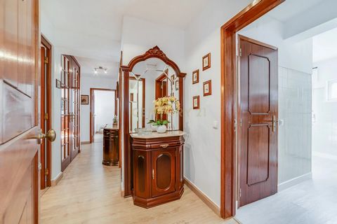 Descubra este encantador apartamento T3 em Queijas, concelho de Oeiras, disponível por 350.000. Com uma área generosa de 110m², este imóvel destaca-se pela sua excelente exposição à luz natural e pela tranquilidade que oferece, ideal para quem procur...