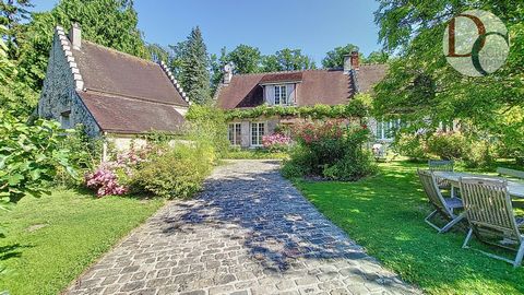 Nichée au coeur d'un village authentique et recherché, entouré de forêt, à seulement 10mns de Compiègne, cette charmante propriété des années 1820, déploie ses 286m2 répartis sur deux maisons, sur un magnifique jardin paysager d'environ 3000m2. La ma...