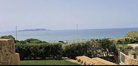   Ontdek het ultieme kustleven met deze elegante 3-laagse woning in een beveiligd wooncomplex, op slechts 50 meter van het zandstrand van Heraklion, Kreta. Met een woonoppervlakte van 165 m² , biedt deze volledig gemeubileerde woning 3 slaapkamers , ...