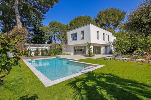 Gelegen in een gesloten domein met conciërge, rustig en dicht bij stranden en winkels, zeer mooie moderne villa van 228 m2 volledig gerenoveerd met kwaliteit en gebouwd in het hart van een prachtig aangelegde tuin met zwembad. De villa heeft een inko...