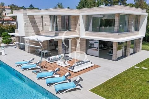 Deze prachtige villa van 796 m² ligt op slechts een steenworp afstand van het beroemde strand van Garoupe, op een toplocatie in het hart van Cap d'Antibes. Gelegen op een prachtig aangelegd perceel van ongeveer 3.300 m², biedt het een serene en privé...