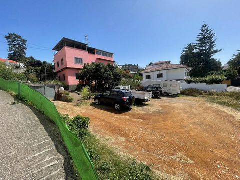 Vous cherchez à construire la maison de vos rêves ou vous souhaitez investir ? Nous vous proposons ce terrain de 492m2 en plein centre de Teror, où se trouve la fontaine de Borbullón. La réglementation de la municipalité vous permet de construire jus...