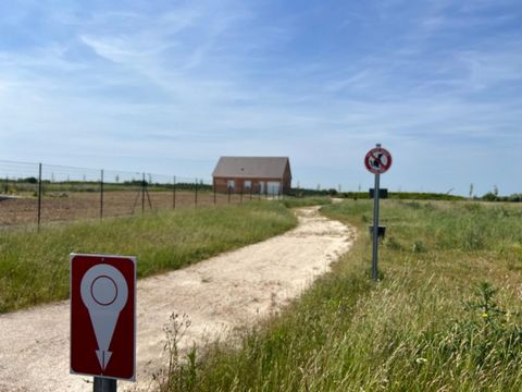 Dans charmant village tous commerces.Dossier complet