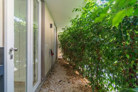 Located in Lisboa. 1 bedroom apartment, located in a new condominium in Olivais, a few minutes from Parque das Nações, next to Avenida de Berlim, and about 2 km from Lisbon Airport. The area combines the charm of a historic square, surrounded by trad...