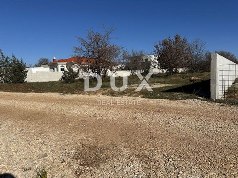 Location: Zadarska županija, Poličnik, Murvica. ZADAR, MURVICA - Building plot 800m² For sale is a building plot of 800 m², located in a quiet and attractive settlement. The plot is of regular shape, measuring approximately 21 x 38 m, with secured ac...