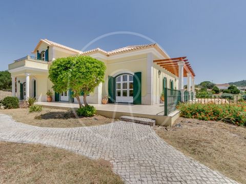 Domaine à Arrábida avec maison de 4 chambres, terrain et annexe avec piscine intérieure. Propriété extraordinaire située au cur du parc naturel d'Arrábida, sur un terrain de 5 000 m², avec une vue imprenable sur toute la chaîne de montagnes d'Arrábid...