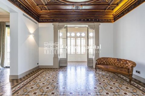 Exclusive, beautifully renovated (freshly painted) luxury flat with a built area of 222sqm. Located in a stately 1905 building on Calle Consell de Cent, a street recently renovated and converted into a semi-pedestrian street. The home stands out for ...
