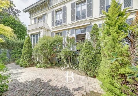 Frédérique Meinnier - your Barnes consultant in Versailles is delighted to present an exceptional apartment with a 100m² (1,076 sq ft) apartment on the ground floor and a 60m² (646 sq ft) converted lower level, in a house dating from 1900 with a priv...