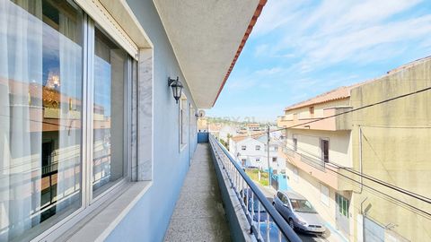 Moradia T5 na Pontinha com Excelente Exposição Solar e Vista Desafogada Obrigada pela visita! Apresentamos esta fantástica moradia T5 situada na Pontinha, com uma área total de 280 m², ideal para famílias que valorizam espaço, conforto e tranquilidad...