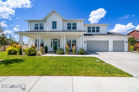 Zeg hallo tegen je droomhuis in Prescott Ranch! Met meer dan 3.700 vierkante meter aan doordacht ontworpen ruimte, heeft deze plek ruimte om zich uit te spreiden, je te vestigen en het je eigen te maken. Het heeft 4 slaapkamers, 3,5 badkamers en staa...