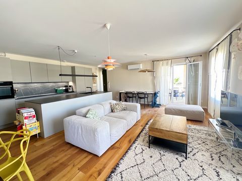 Découvrez ce magnifique appartement 4 pièces de 86 m2, situé dans une résidence récente de 2019, à deux pas du centre de Saint-Florent. Entièrement refait à neuf avec des prestations de qualité (cuisine haut de gamme, sols élégants), il se compose de...