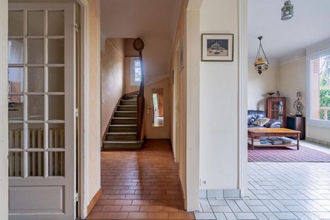 A VENDRE dans le quartier de la Celle Saint Cloud (La châtaigneraie) proche de la gare , une belle maison familiale individuelle d'une superficie de 151 M² avec son studio indépendant édifiée sur un terrain de 420M² clos de mur en pierre sans vis à v...