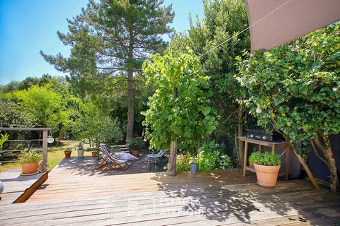 Nestled in the heart of the village of Château d'Olonne in the town of Les Sables d'Olonne, this contemporary house develops 135 m2 of living space on a wooded plot of 835 m2, offering a living environment as practical as it is confidential. Behind i...