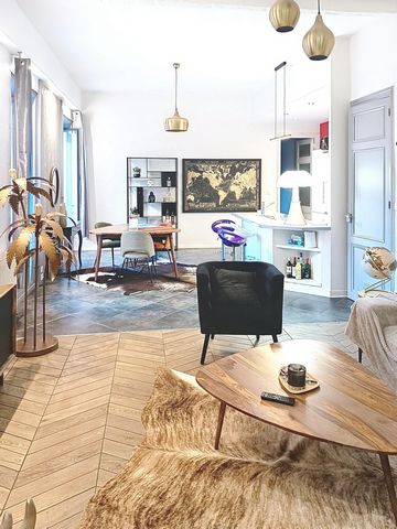 A découvrir , idéalement situé au centre ville , à 5min à pied de la gare et du centre ville, spacieux appartement haussmannien