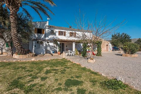This beautiful house is located a few kilometres from the bay of Pollensa. The construction dates back to 1900 and the owner has kept all the authentic elements by renovating the interior in a very simple way. Distributed over two floors, the house h...