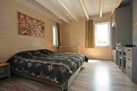 Dit vakantiehuis heeft 7 slaapkamers en is geschikt voor 18 personen, ideaal voor familiereünies of grote groepen vrienden. Het ligt in Nadrin, in de Ardennen. De villa staat in het schitterende natuurgebied van Nadrin, op 500 m van het centrum, het ...