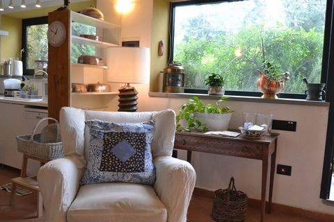Located in Florence, this 1-bedroom holiday home can host 2 guests and is ideal for small family or couple stay. It has a shared swimming pool and fenced garden. For sightseeing the cities of Florence (only 11km away), Pisa (100km) or Chianti until S...