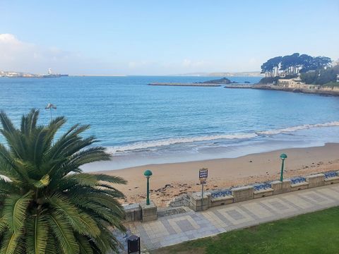 For sale very bright and sunny duplex with excellent views of the estuary of Santa Cristina, on the beachfront. The apartment consists of two heights, a first floor to which from a large hall you access a corridor where the rooms are; a suite room wi...
