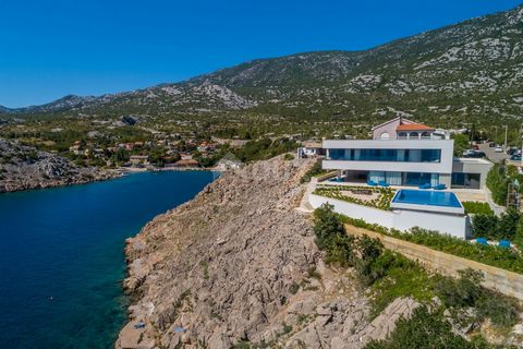 Location: Ličko-senjska županija, Karlobag, Cesarica. KARLOBAG, FIRST ROW TO THE SEA - Modern house with outdoor and indoor pool Karlobag, Cesarica - Beautiful villa in a fantastic location, located on a cliff above the sea in the blue of the sea. Mo...