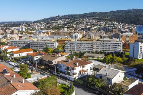 Identificação do imóvel: ZMPT553827 Maison jumelée T5 à côté du centre de Braga à S. Vítor! Contient 368 m2 de surface habitable et 565 m2 de terrain. Inséré dans un quartier calme avec une excellente exposition au soleil, un excellent accès, une vue...