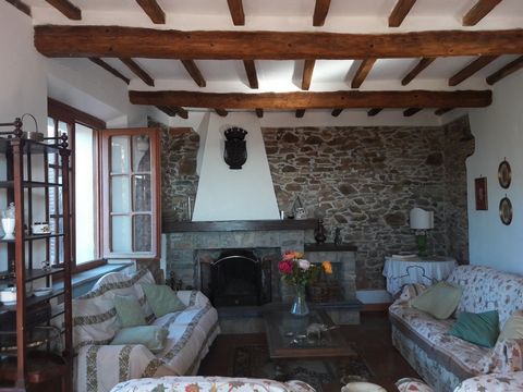 On a land with the typical crags we find lying with splendid views over the plain of Bientina this old sixteenth-century farmhouse. The house is on two floors, on the ground floor, with a beautiful panoramic terrace we find the living area that consi...