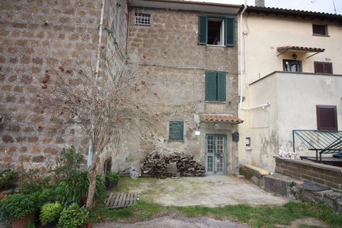 Vetralla, La Botte hamlet, we offer a ground floor of 75 square meters, on three levels, with exposed beams and new roof, consisting of: on the ground floor living area with bathroom, on the first floor there is a bedroom with bathroom and on the sec...