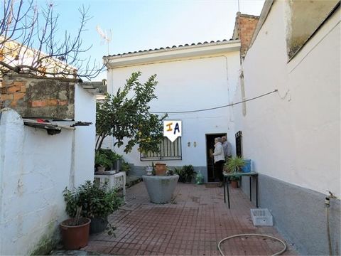 Deze woning met 4 slaapkamers is gelegen in het historische stadje Alcaudete in de provincie Jaen in Andalusië, Spanje en bevindt zich op een zeer privélocatie. Open de poorten in garagestijl naar het pand en er is een tuin die naar het huis leidt. L...