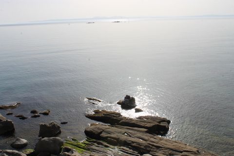 Cet appartement avec vue sur la mer est situé à Rosas (Roses en catalan), une ville espagnole située dans la province de Gérone, en Catalogne. L'appartement fait partie d'un quartier charmant au bord de la mer et se trouve à seulement 2 km de la vill...