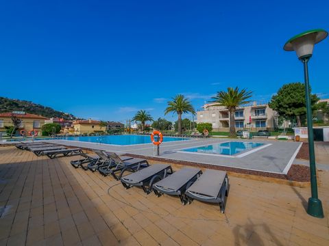 Galeria de Rescator Resort 218. The apartment in Rosas / Roses has 1 bedroom (s) and capacity for 4 people. Accommodation of 45 m² cozy and bright, overlooking the garden. It is located 1200 m from the bus station, 1300 m from the supermarket, 1500 m...