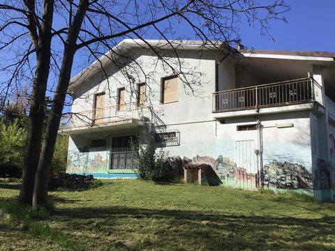 Located in a hilly and panoramic position, surrounded by the Monferrato vineyards, in Castel Boglione (Province of Asti), this property is strategically positioned to reach the main connections. On clear days it is possible to see the whole chain of ...