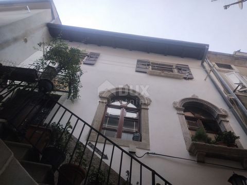 Location: Primorsko-goranska županija, Cres, Cres. CRES ISLAND - residential and commercial building in the old core We are selling a house, residential and commercial building with tavern-restaurant and living space. The house is located in the old ...
