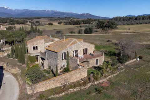 This original farmhouse from the beginning of the 18th century contains over 350 m² and has 2.5 hectares of land.It's located at the end of a small medieval village, it is a charming property located just a few minutes from the main roads that connec...