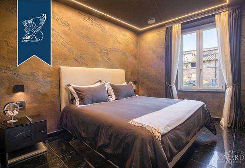 В историческом центре Сиены выставлен на продажу роскошный пентхаус общей площадью 150 кв.м. Резиденция представлена экслюзивными апартаментами, в которые входят превосходная гостиная, полностью оборудованная кухня, уютная спальная зона, оснащенная д...