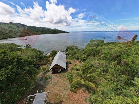 * Maison construite sur mesure (presque terminée ... VOUS pouvez faire les touches finales et la personnaliser selon VOS spécifications et vos goûts!) * À quelques pas de votre propre plage privée! * Énorme terrasse et balustrades en bois construites...