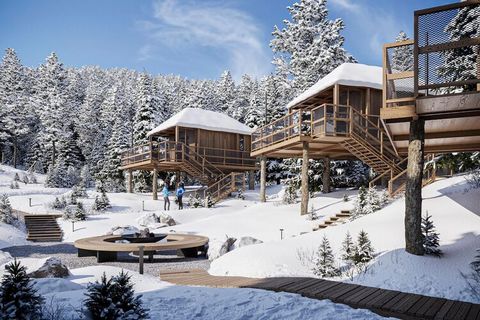 These luxurious, detached safari tents are located in the car-free Chalets & Glamping Nassfeld holiday park, which opened in May 2022. It is on the edge of the forest and in the small Vorhegg ski area. The small center of Kötschach-Mauthen is 650 m a...