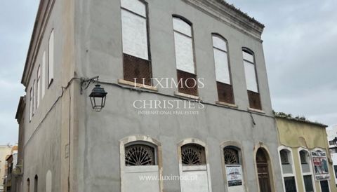 In the center of the city of Portimão, Algarve, is an old palace undergoing renovation. This three-story property of historical significance has unique characteristics that give it a high level of interest, such as the lofty ceilings, which give it a...