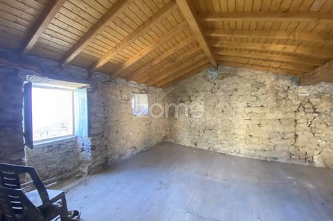 Identificação do imóvel: ZMPT560412 A unique rehabilitation opportunity in a charming stone villa located in central Portugal. This property, full of character and charm, is waiting to be restored to its full potential. This stone villa, with its tra...