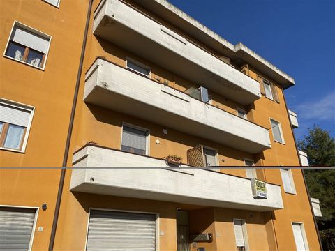 CHIUSI (SI): First floor flat comprising living room, kitchen, 3 bedrooms, 2 bathrooms and 3 terraces. The property includes covered parking space, cellar and private garden. Central position.