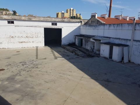 Warehouses with patio and parking. Land for sale with a total area of 1716m2 in Lisbon with loading and unloading dock, with road and exit for light and heavy vehicles and excellent circulation area. It has several warehouses with an area of 980m2 wi...
