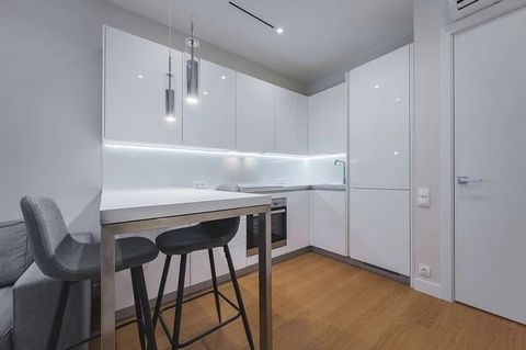 Просторная кухня-гостиная оснащена встроенной техникой фирмы Hotpoint: 2-х камерным холодильником, варочной 4-х комфорочной панелью, духовым шкафом, посудомоечной машиной и вытяжкой.