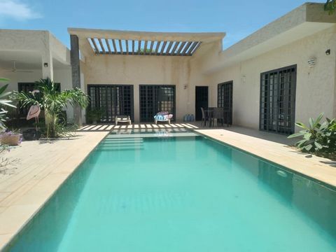 You will find this single storey villa built in 2021 only at Selection Senegal! Composed of 3 bedrooms and located in a small secure residence in Nguerigne, this villa is located 200m from the road, close to shops, schools and motorway access. Beauti...