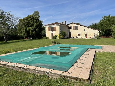 Charming farmhouse, sympathetically renovated, with spacious gîte and in ground pool. The main house offers 2 double bedrooms and bathroom with bath on the 1st floor, the mezzanine, now used as studio, can easily be used as additional bedroom. Open s...