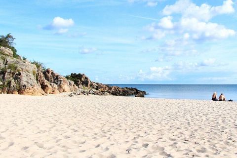 Ferienpark am Meer und Strand in Sandkås Entlang der Küstenstraße zwischen Bornholms beliebten Städten Gudhjem und Allinge liegt die Stadt Sandkås und der Ferienpark Abildgård. Hier können Sie auf den Spuren des deutschen Kunsthändlers Herbert von Gr...