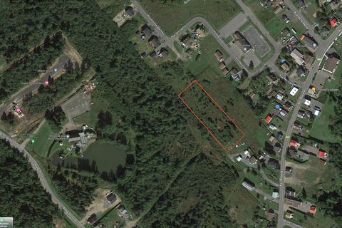 Terrain à développer, peut être vendu avec le lot voisin 5949923. Plusieurs possibilités s'offrent à vous pour différents types de construction. Beau secteur familial tout près des stations du Mont Saint-Anne et du Massif de la Petite-Rivière-St-Fran...