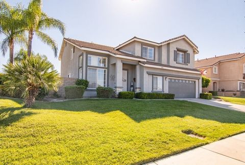 WONDERFUL LARGE EAST HEMET HOME!! Come and be impressed with this amazing east valley home! This home is so large! As you pull up you'll be wowed by the curb appeal...manicured landscaping and crisp exterior paint. Entering through the front porch, y...