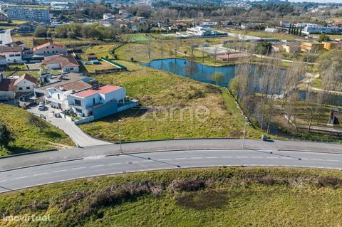 Property ID: ZMPT555800 Urban Land with 2200 m2 located next to the urban park of Freamunde, making confrontation with the same. Despite being in the center of the city, on Av. of the Leisure Park, has around it a very careful green space and a brook...