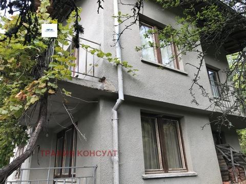 For sale is a two-storey massive house-villa in the village of Vakarel, Suevtsi neighborhood, finished with plaster and concrete slab, built in 1990, the property consists of: 1st floor-entrance hall, room for toilet, large kitchen with dining area w...