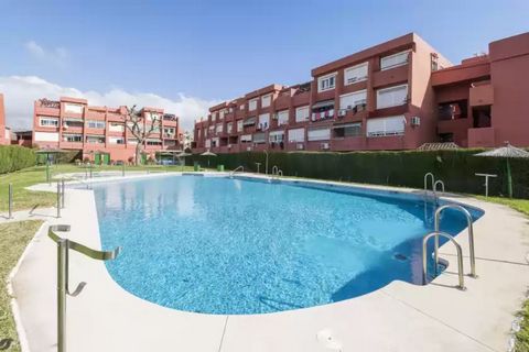 Cet appartement confortable près de la mer est situé à Algeciras et accueille 2+2 personnes. Les extérieurs de cette propriété sont une véritable merveille. Vous y trouverez une grande piscine commune au chlore qui mesure 18m x 12m et dont la profond...