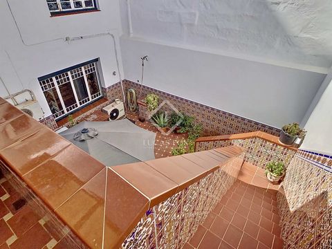 Lucas Fox presents this wonderful 612 m² house in the heart of the old town of Maó. The property is distributed over four floors plus a beautiful basement with the typical arches and barrel vaults, as well as two terraces on the attic. We will reach ...
