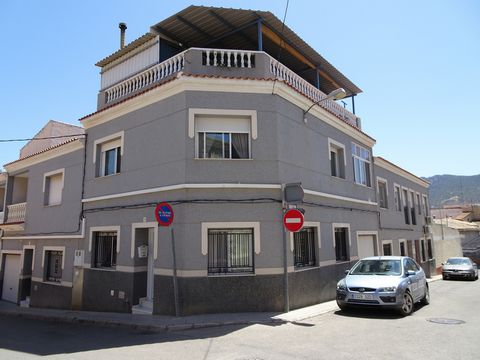 Deze hoek, gelegen op het westen, 4 slaapkamer Townhouse in Hondon de Las Nieves is gelegen in het hart van deze Spaanse platteland stadje, gelegen op slechts enkele minuten lopen van al het dichtstbijzijnde faciliteiten en voorzieningen, waaronder w...